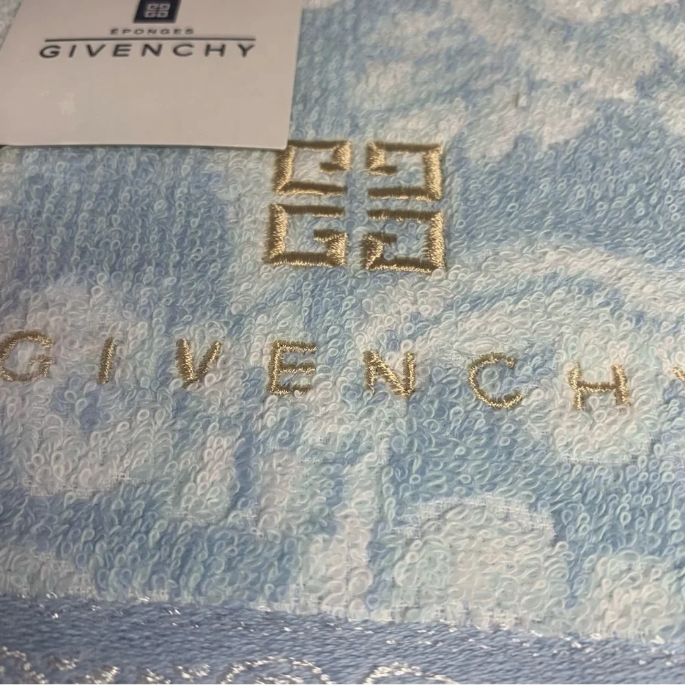 Givenchy Elegant Sky and Snow Towel Duo